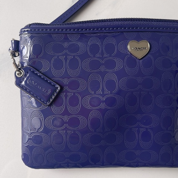Embossed COACH Purple Liquid Gloss Patent Leather Bow Heart Wristlet - Picture 3 of 4